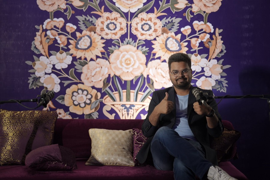 Saket in front of a patterned wall