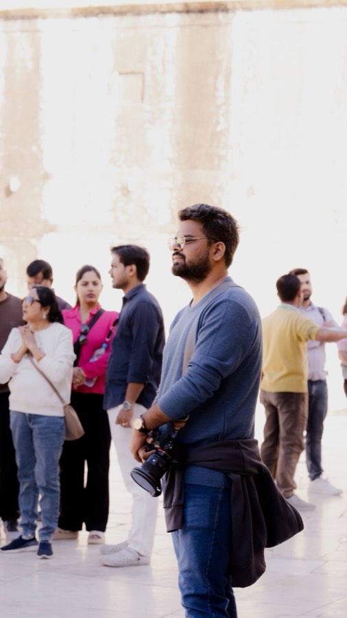 Saket directing on set